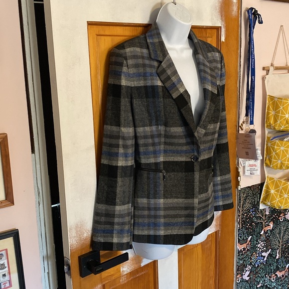 3/$20 - Tahari Blazer - Size 8P - Picture 4 of 12